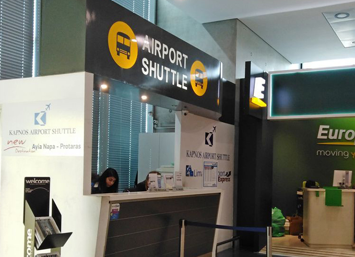 Kapnos Airport Shuttle stends Larnakas lidostā