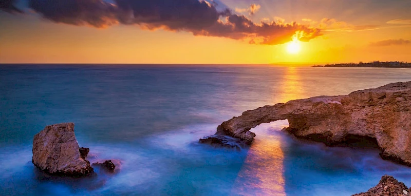 Die Küste der Republik Zypern bei Sonnenuntergang: Meer und felsiges Ufer