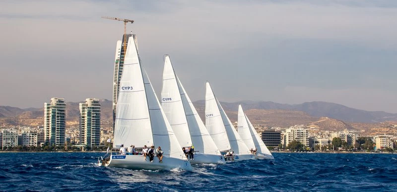 Segelyachten während des Trainings vor der Küste von Limassol