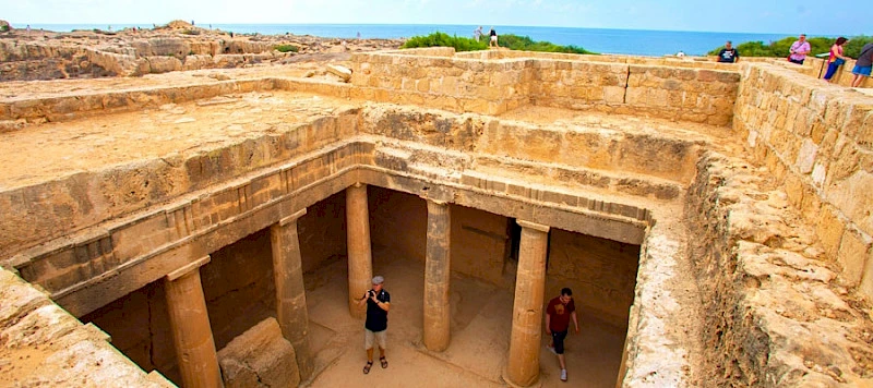 Groby Królewskie w Pafos: dziedzińce i kolumny