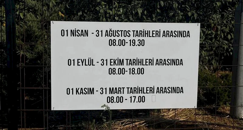 Plāksne ar Varošas apmeklējuma laiku