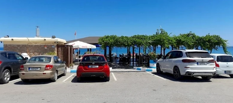 Parkplatz am Strand Vasilia / Güzelyalı