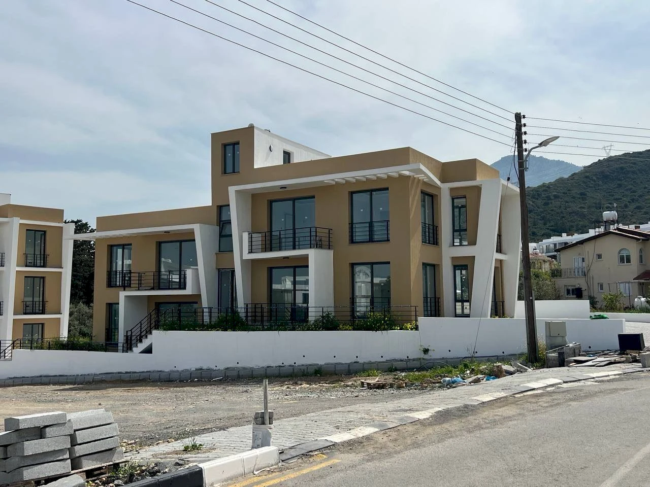 Mountain Hill – 2+1 Apartment in Alsancak