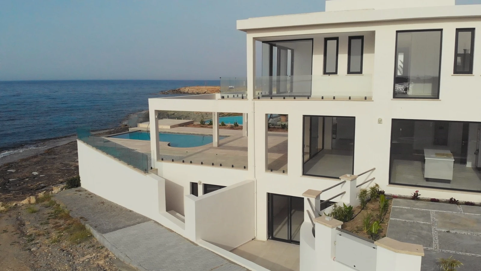 Luksusowa willa nad morzem 4+1 z niezależnym apartamentem 2-sypialniowym | Karşiyaka, Kyrenia