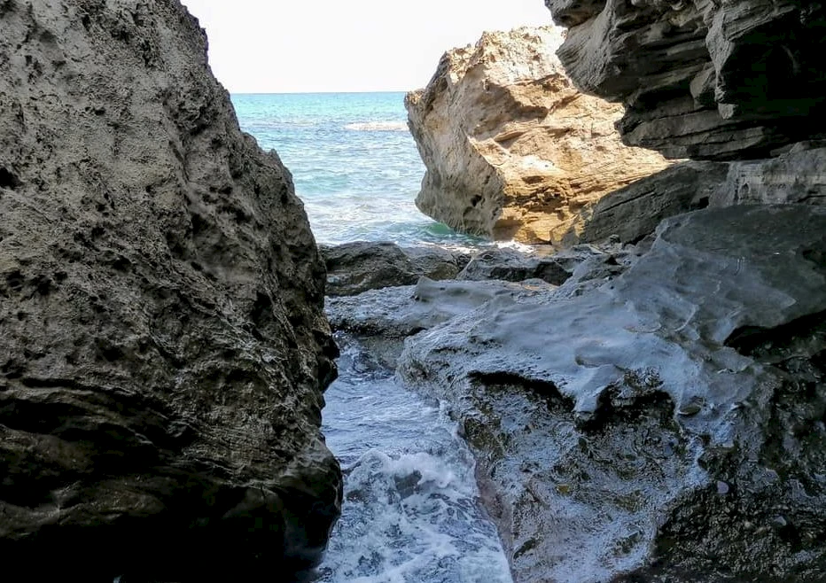Скалы и море в Dragon&rsquo;s Cave
